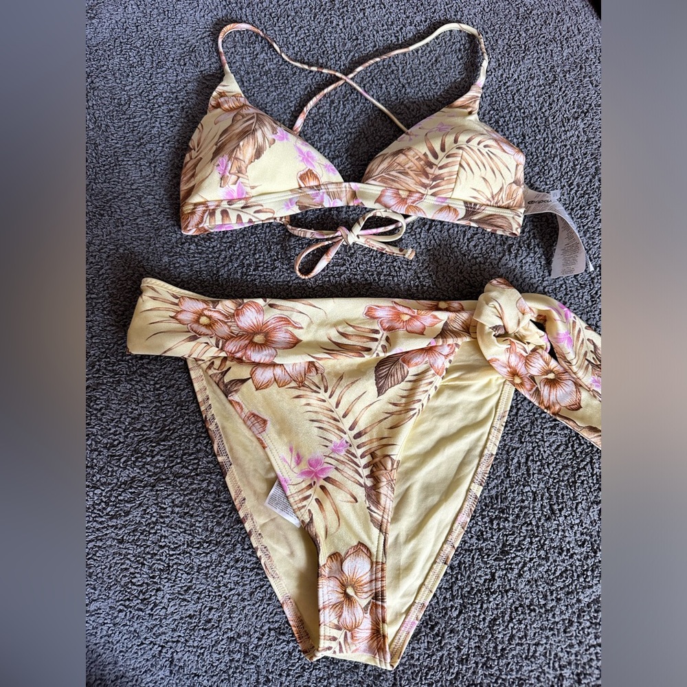 NWT RipCurl Playabella Bikini Set - Medium Top/ Small High Waisted Bottom